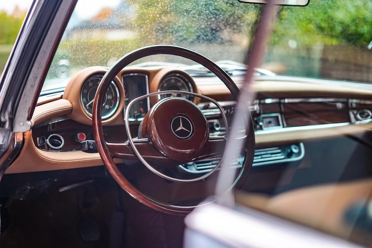 Lenkrad und Armaturenbrett mit Edelholz in der Mercedes Benz S-Klasse