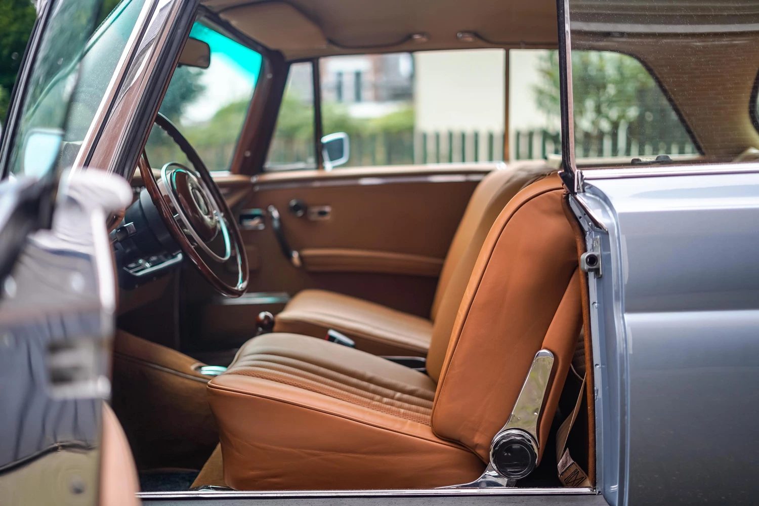 Cognacfarbene Ledersitze in der Mercedes Benz S-Klasse